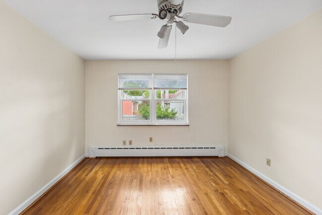 Building Photo - 3332 Maplecrest Pl