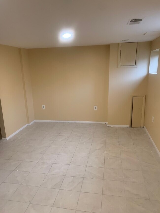 Building Photo - 3734 Springwood Ave