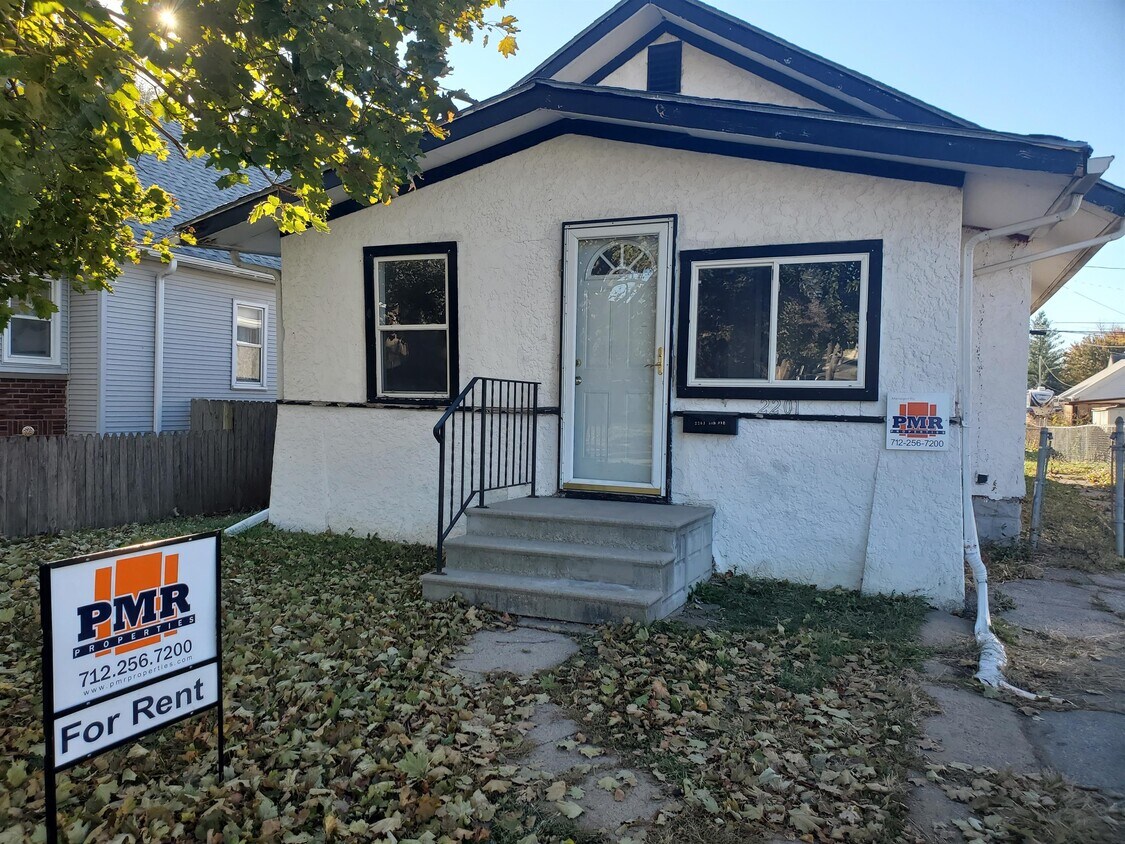 Primary Photo - 2201 5th Ave