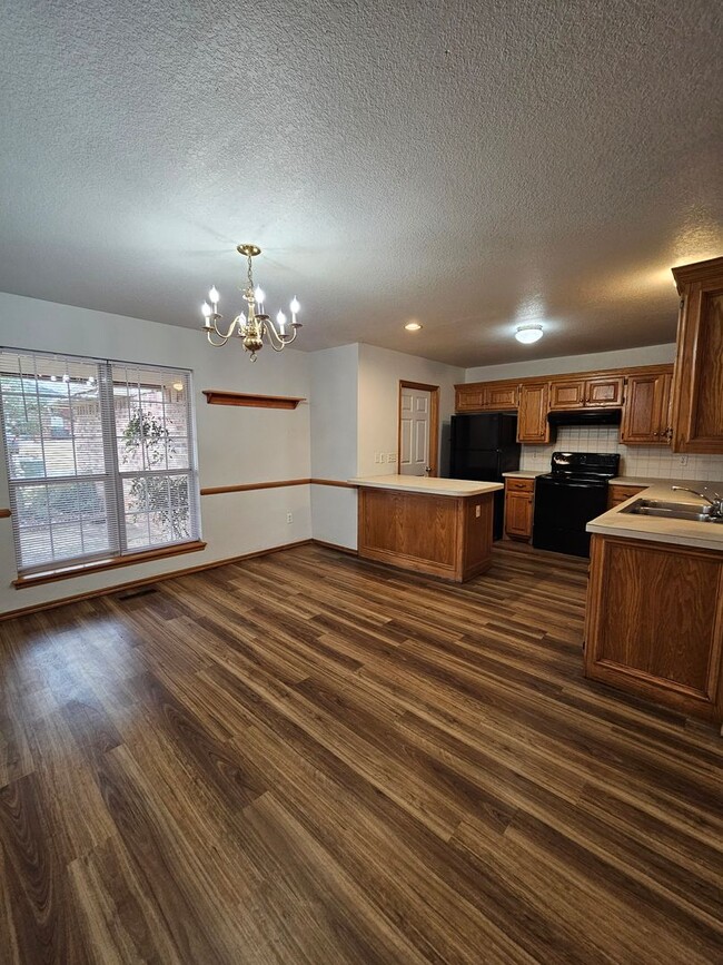 Building Photo - (3) Bed/(2) Bath in NE Norman Avail NOW! F...