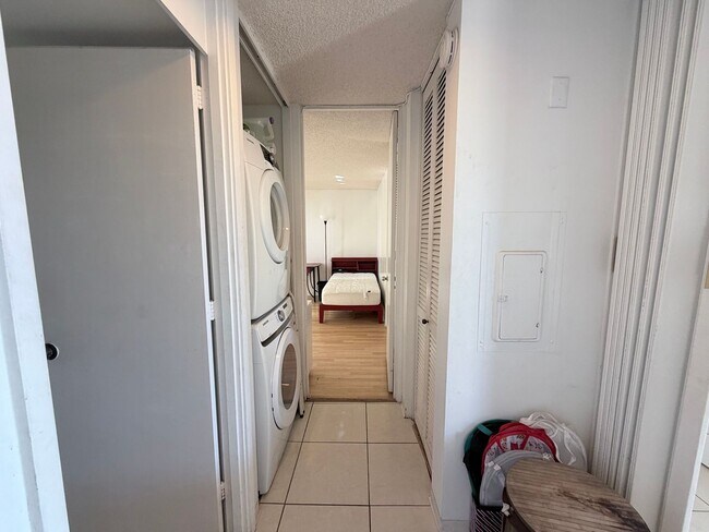 Foto del edificio - Spacious 2-Bedroom Condo with Diamond Head Views & 2 Parking Stalls at Ala Wai Plaza Skyrise