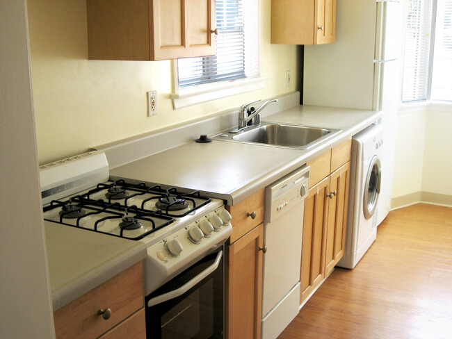 Kitchen - 4075 Duquesne Ave