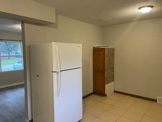 Building Photo - South KC 4Bed/1 Home Available Now!