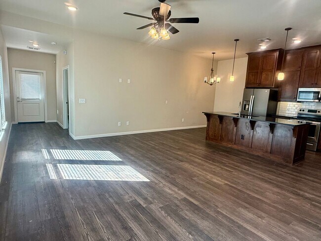 Foto del edificio - Large 3 Bed, 2 Bath in Beautifully Well-Maintained Neighborhood