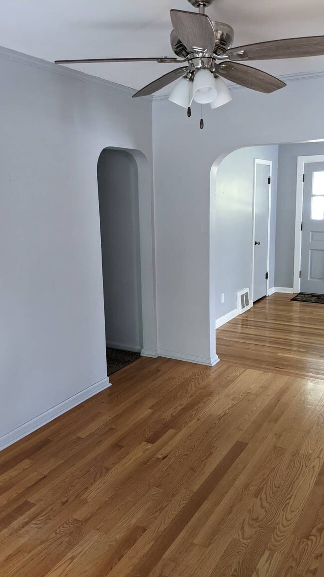 Building Photo - 578 Budlong St