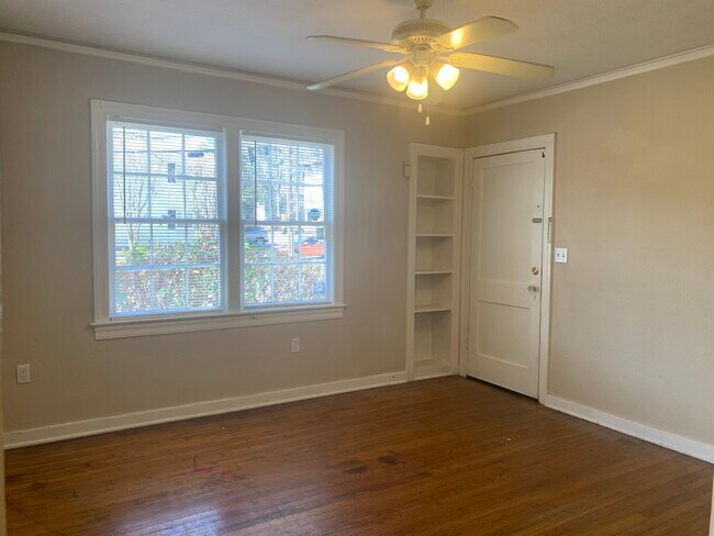 Sala de estar con estantería empotrada - 1316 N Jefferson St