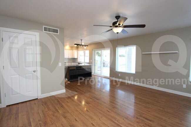 Foto del edificio - 850 N Valencia Dr