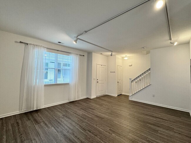 Foto del edificio - Available NOW! 1st Time Rental! Water, Sewer Trash, Landscaping, Community Pool Included!