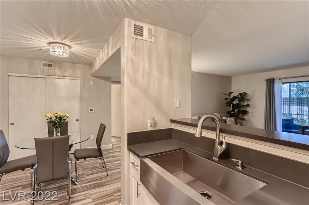 Foto principal - 950 Seven Hills Dr