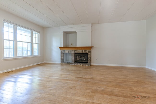Building Photo - 598 Harvey Lake Dr