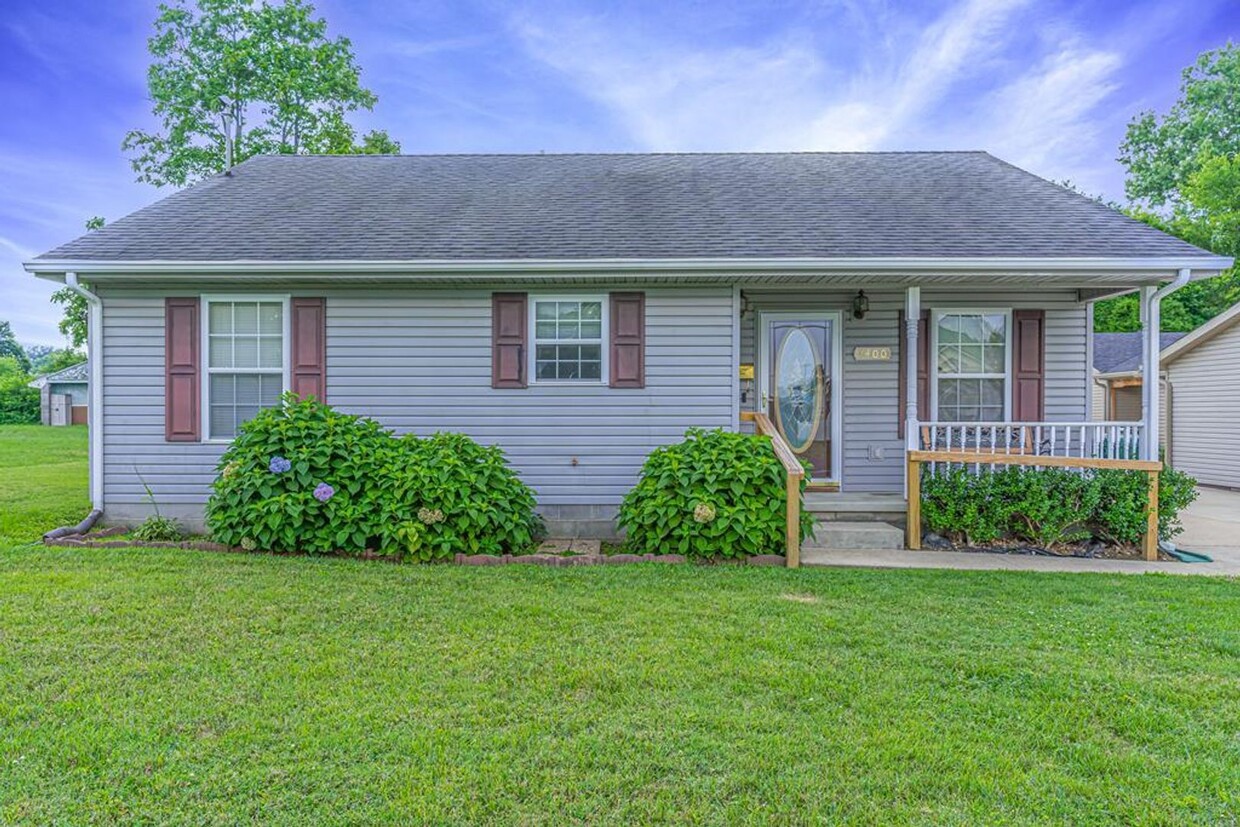 Primary Photo - 3 bed 1 bath with huge backyard
