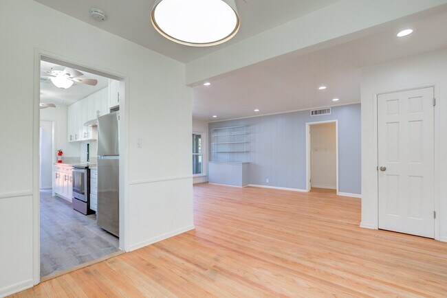 Building Photo - 14733 McCormick St