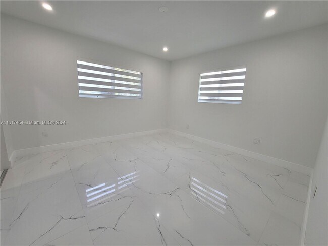 Building Photo - 7420 Beach View Dr
