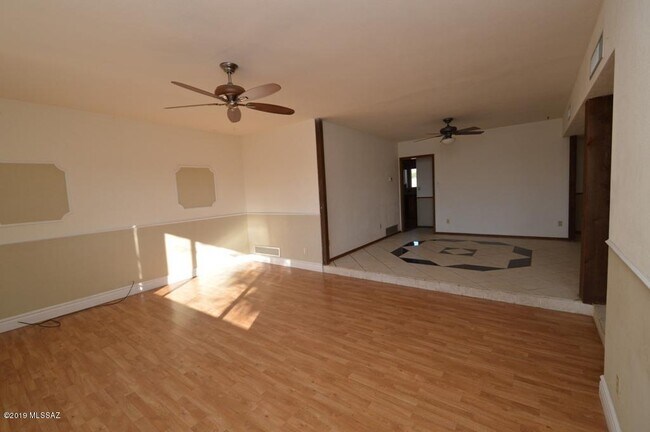 Foto del edificio - 5050 N Hillcrest Dr