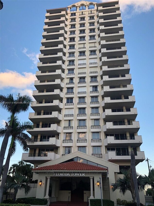 Primary Photo - 6422 Collins Ave