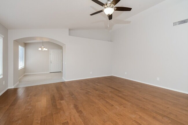 Foto del edificio - 8335 W Columbine Dr