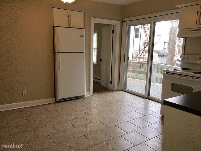 Building Photo - 2 br, 1 bath Apartment - 19 Western Avenue