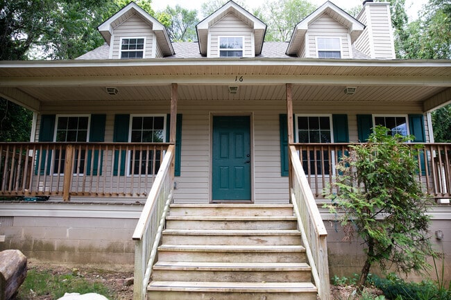 Large front porch for hosting - 16 Townview Dr