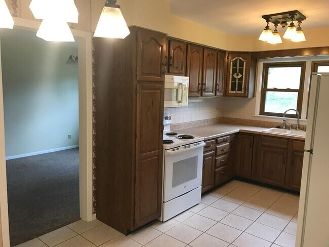 Foto del edificio - Spacious Rock Island Home with Family Room and Garage!
