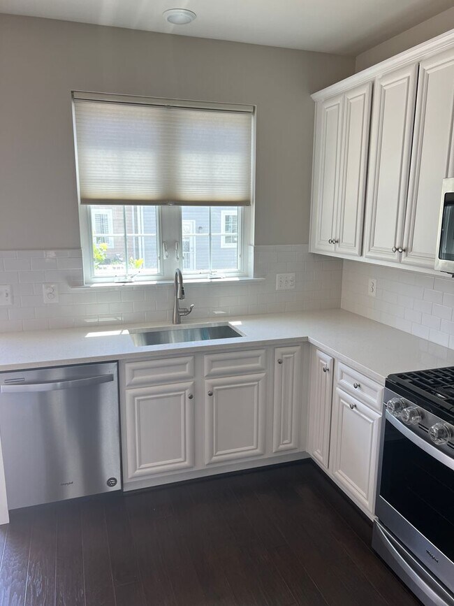 Building Photo - Beautiful SFH 3Bd/4.5Bth TH in Hanover!