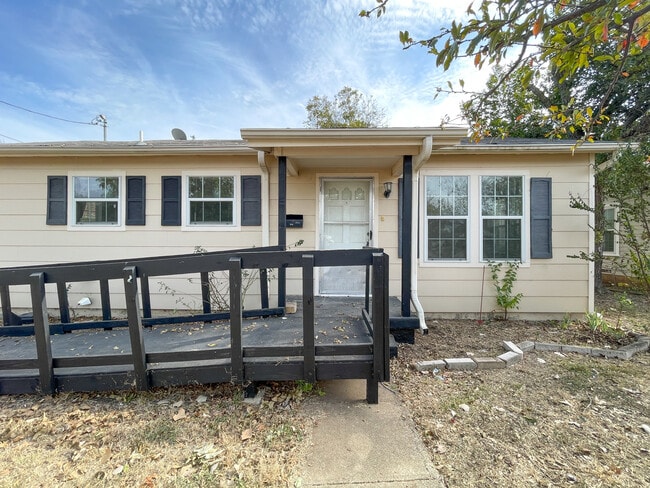 Building Photo - 1306 W 11th St