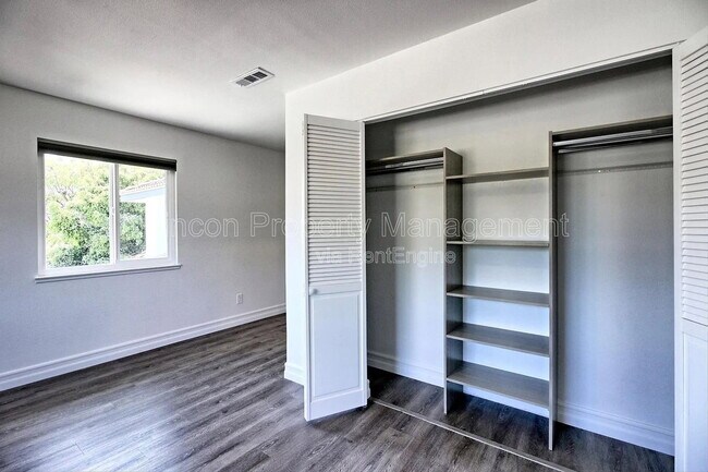 Foto del edificio - 2585 Warbler Ave