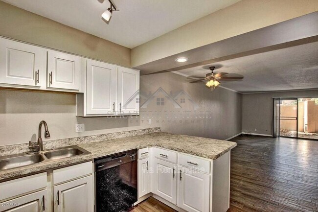 Building Photo - 810 E Colter St