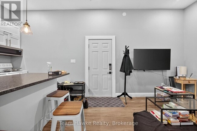 Building Photo - 253 King St