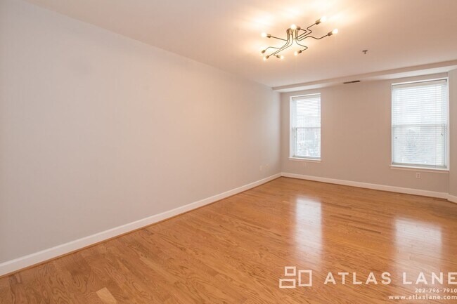 Foto del edificio - 1 Bed/1 Bath off 14th St NW!