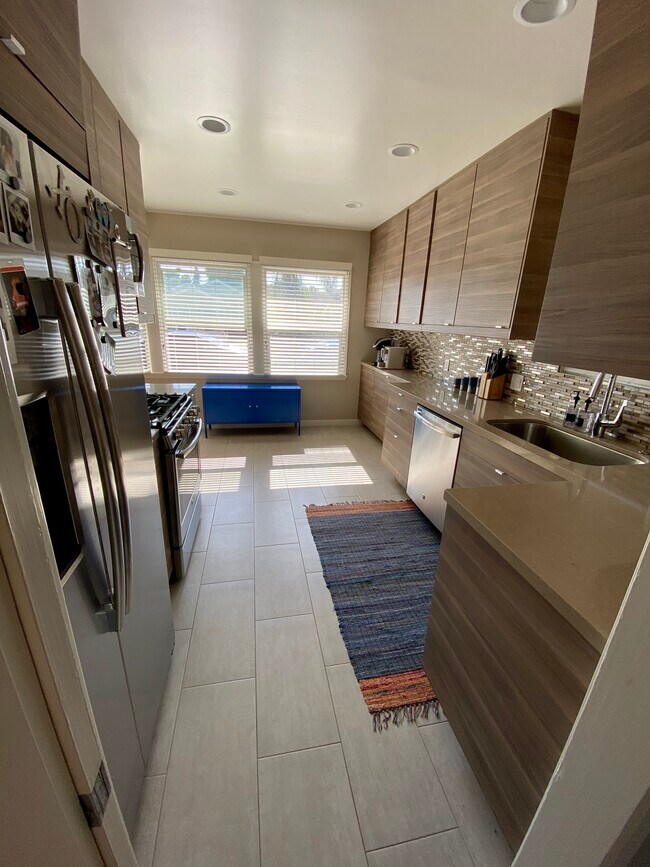 Bright and sunny kitchen - 272 Termino Ave