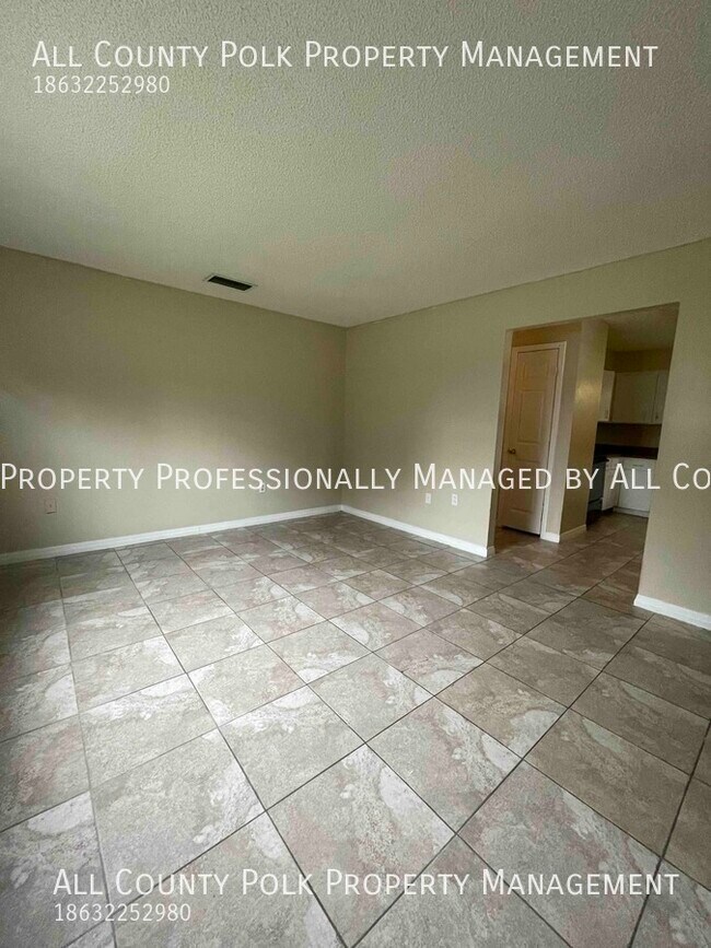 Building Photo - Great 2 Bedroom Duplex in North Lakeland!