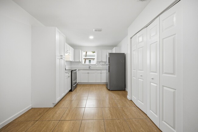 Foto del edificio - 310 E Frances Ave
