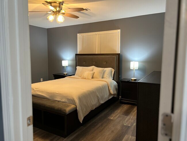 Foto del edificio - 120 Westbury Ct