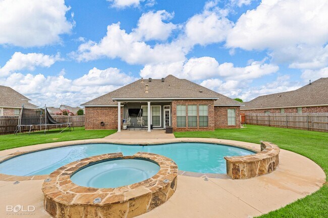 Foto del edificio - Check Out this 4 Bed 2 Bath with A Pool an...