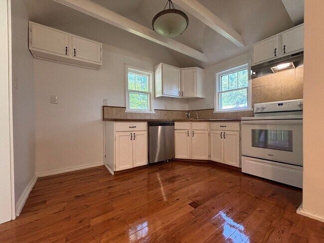 Building Photo - Available now 2 bedroom 1 bath with bonus ...