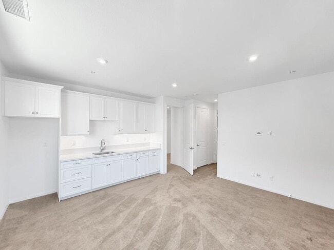 Building Photo - Beautiful 5B/4.5BA Home in Escondido Now A...