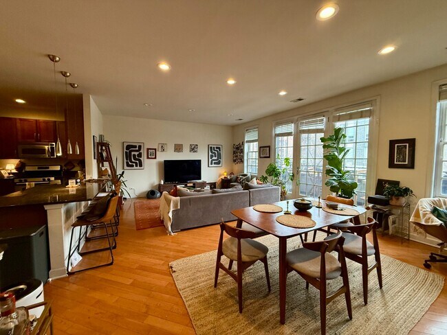 Foto del edificio - Stunning 2 Bed 2 Bath in the Wicker Park area