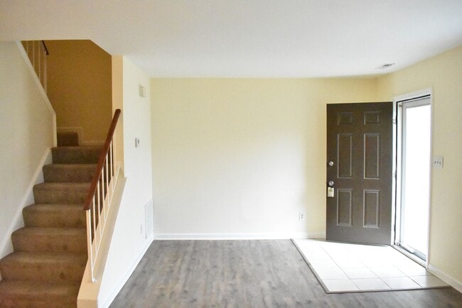 Building Photo - A Great Fairview Commons Townhome!