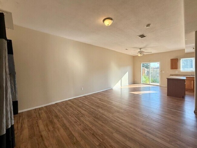Foto del edificio - 2 Bedroom 3 Bathroom Townhome Backing to Open Space