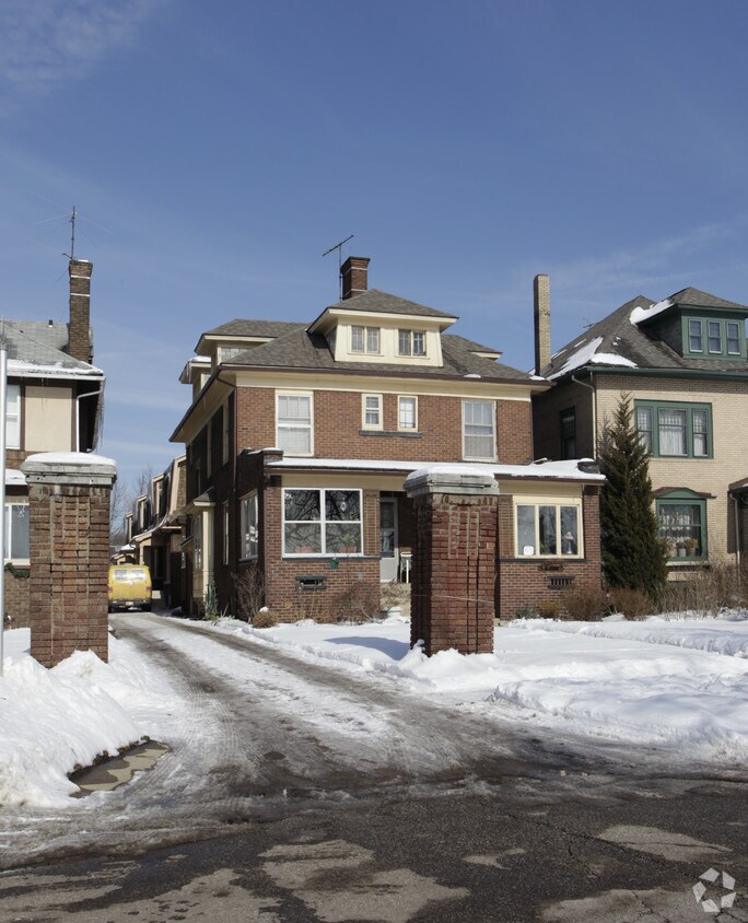 577 W Lake Ave, Barberton, OH 44203 Apartments in Barberton, OH