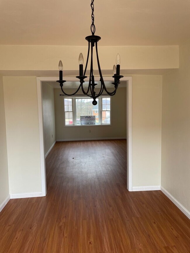 Building Photo - 3 BR 1.5 Bath Townhouse