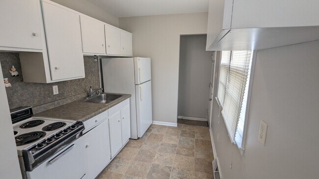 Building Photo - West end duplex, walking distance to every...