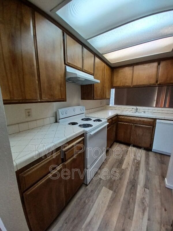 Building Photo - 88 Mariposa Dr