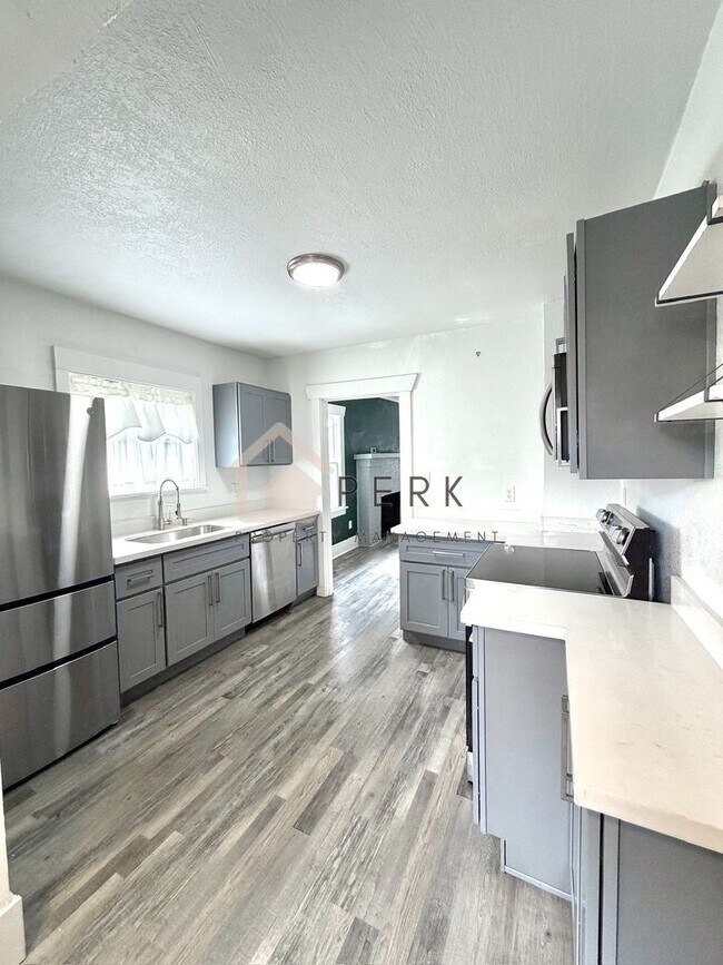 Building Photo - Charming Updated South Tacoma Home with Spacious Bonus Loft and Fenced Yard