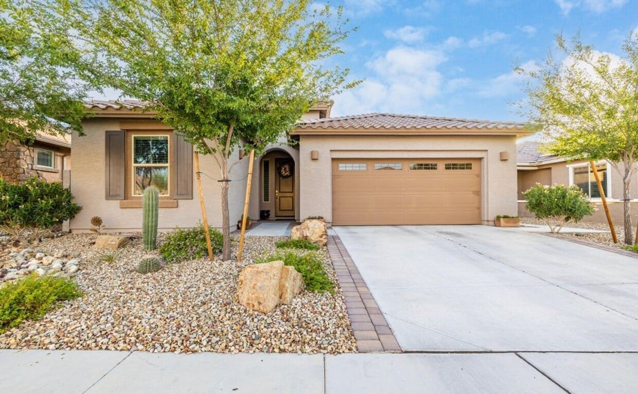 Foto principal - Gorgeous single level 4-bedroom, 3-bathroo...