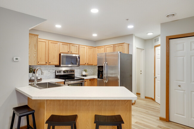 Main level - Kitchen with breakfast bar - 16386 Elm Creek Ln