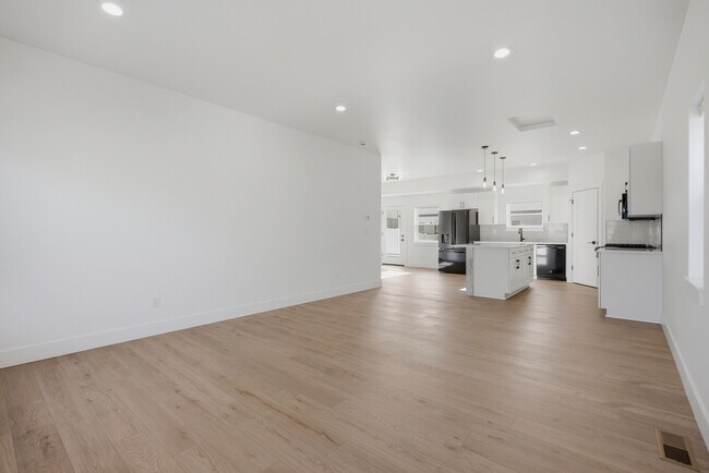 Building Photo - 2752 Ruger Rd