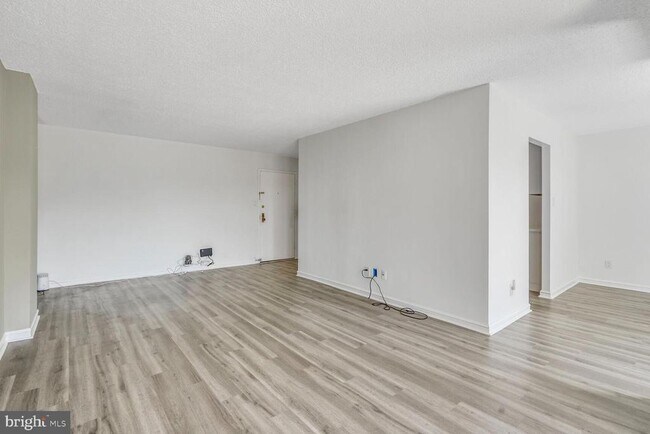 Building Photo - 2300 Pimmit Dr