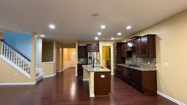 Cocina con despensa - 2101 Chipley Dr