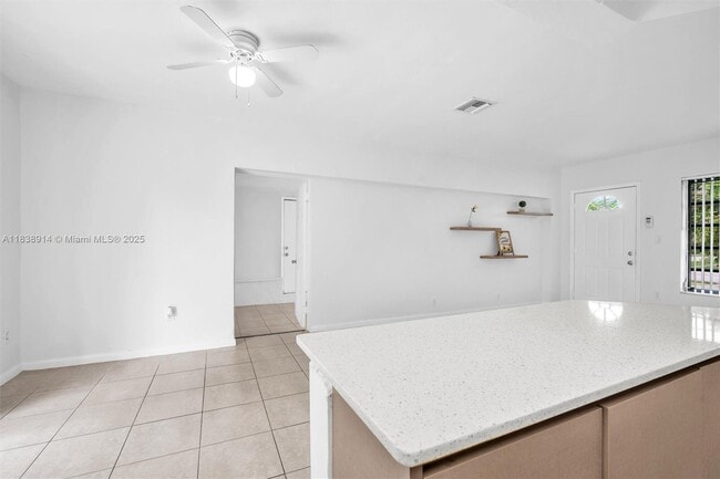 Foto del edificio - 1050 NE 156th St